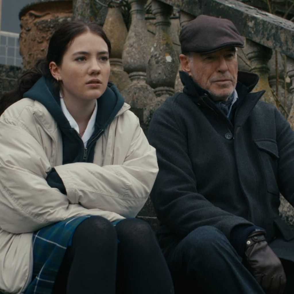 Teddie Allen und Pierce Brosnan in einer Szene aus der MTV-Serie "MobLand", Staffel 1, Episode 6