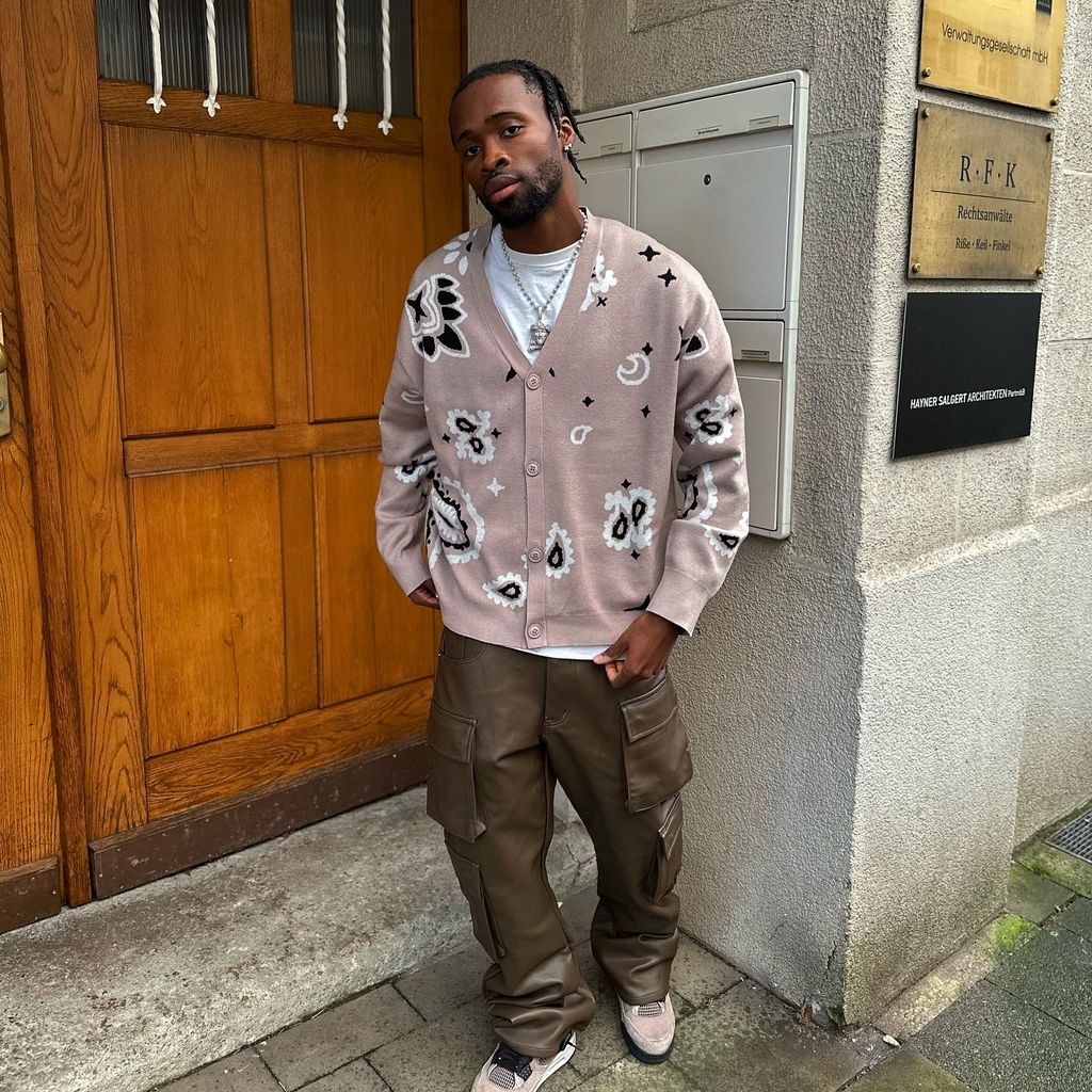 Teezy posiert