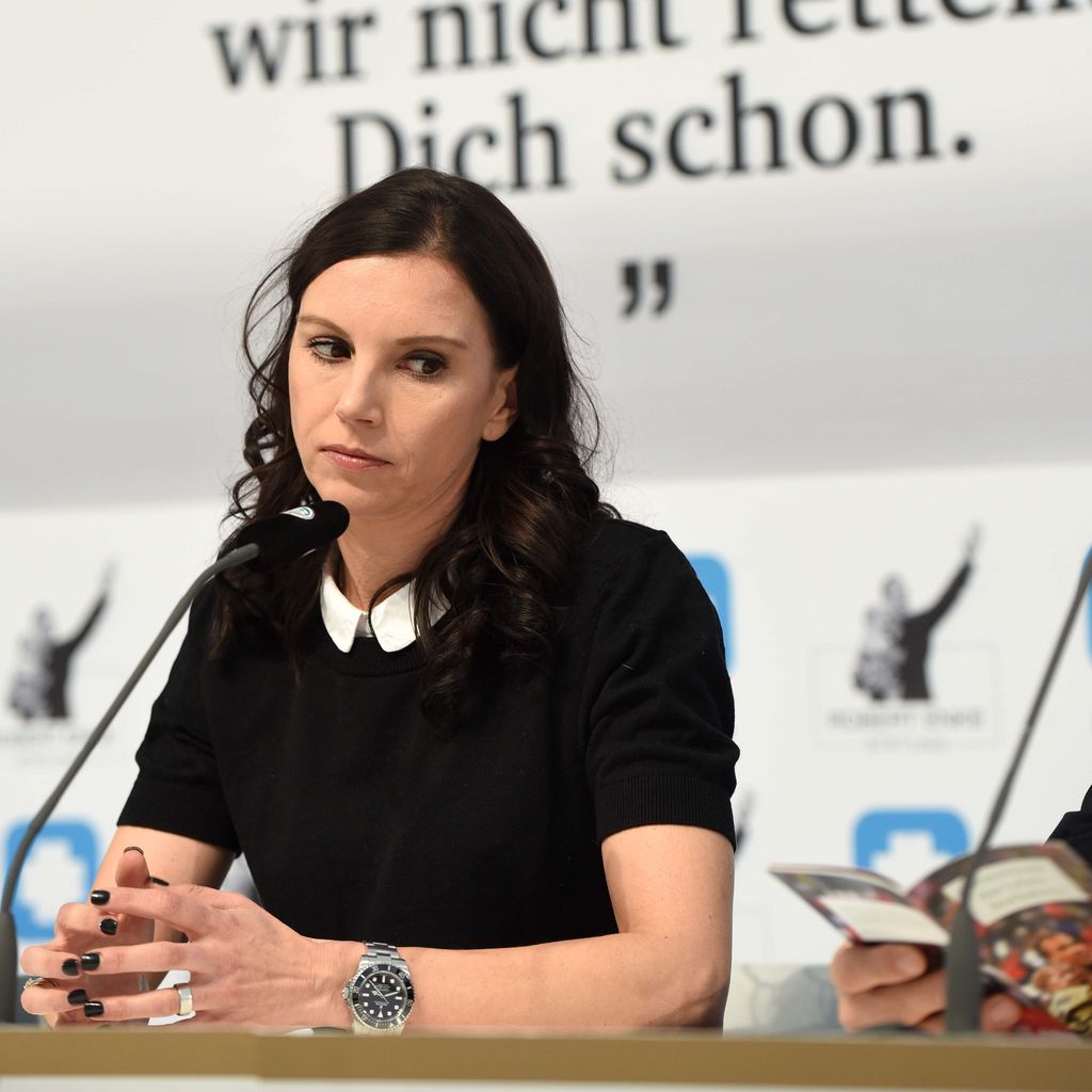 Teresa Enke bei einer Pressekonferenz 2009