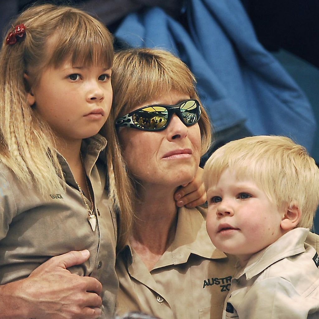 Terri Irwin mit ihren Kindern Bindi und Robert Clarence bei der Beerdigung von Steve Irwin