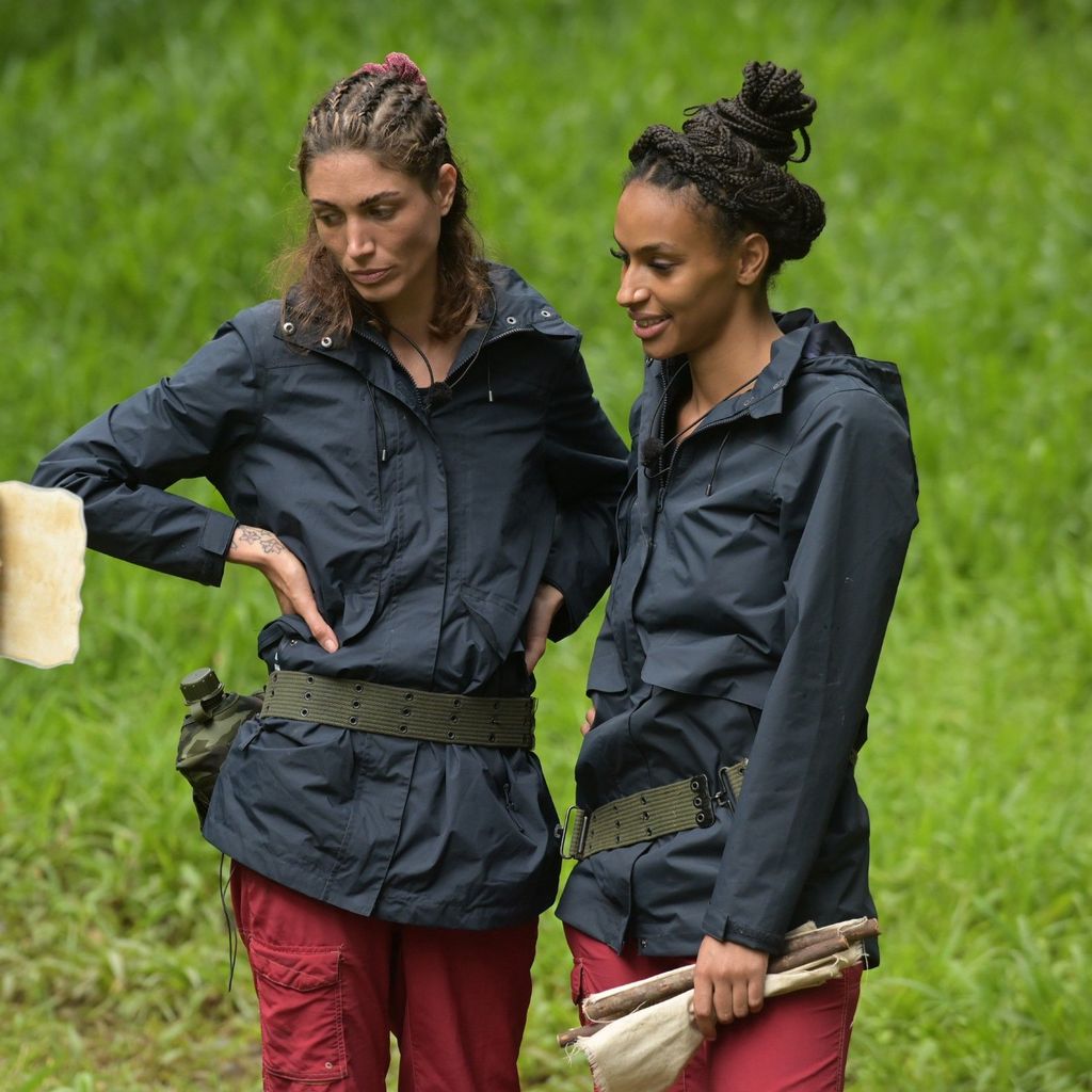 Tessa Bergmeier und Cecilia Asoro bei der Schatzsuche