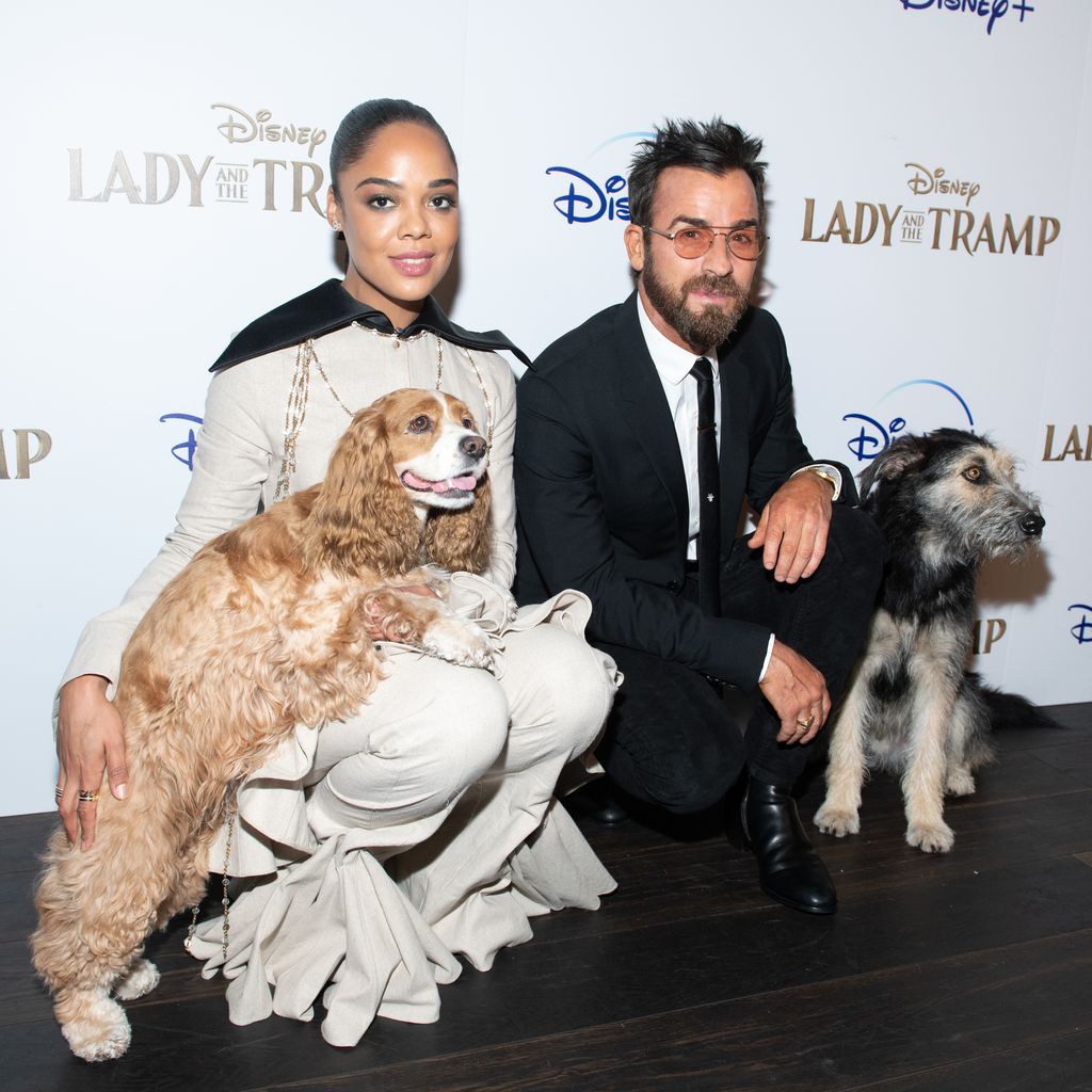 Tessa Thompson und Justin Theroux mit den Hunden Rose und Monte aus "Susi und Strolch"