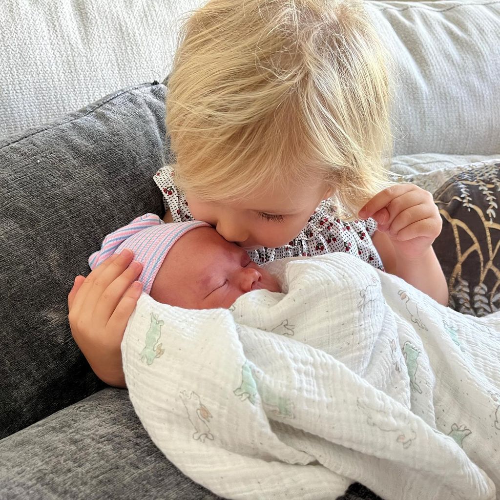 Tessa und Barron Hiltons Tochter mit ihrem kleinen Bruder