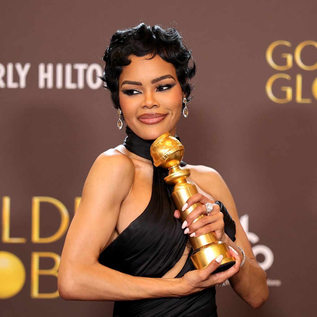 Teyana Taylor mit ihrem Golden Globe für "One Battle After Another", 2026