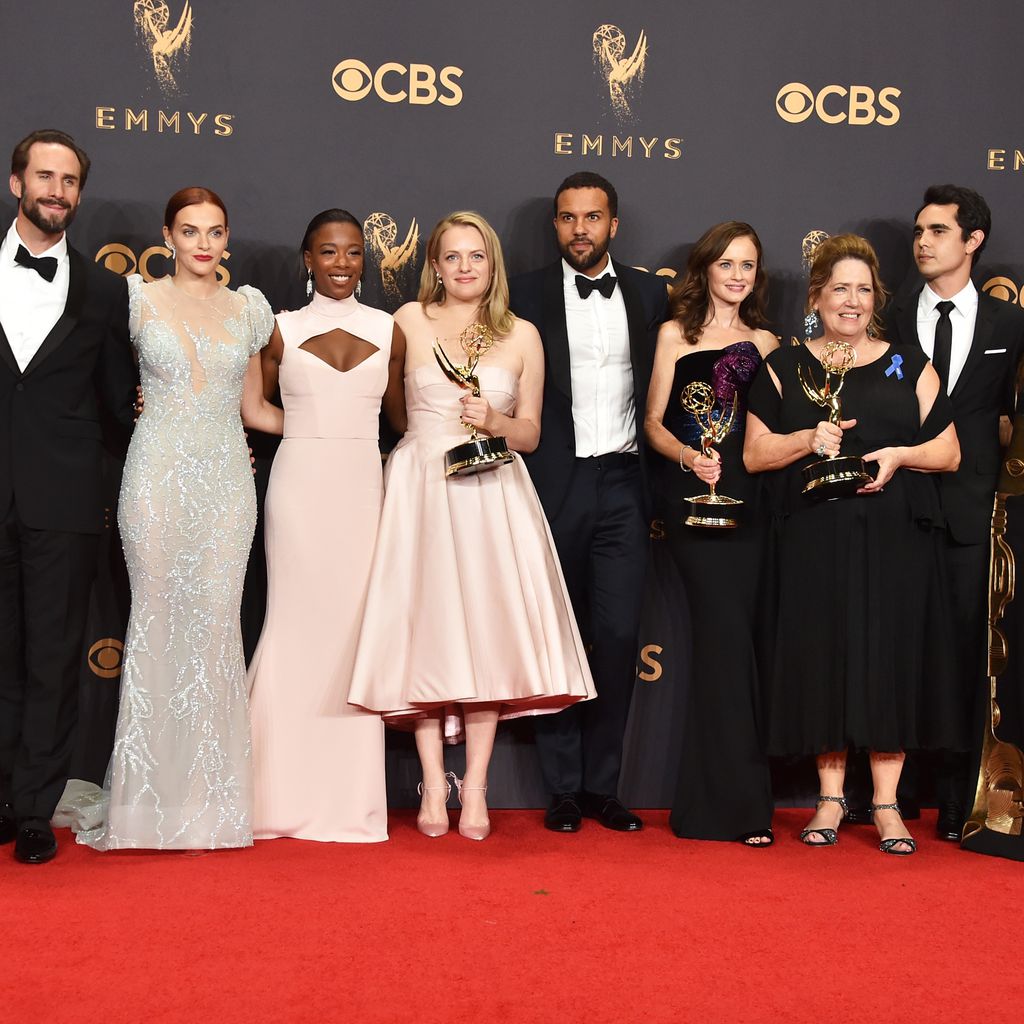 Alexis Bledel (4.v.r.) mit dem "The Handmaid's Tale"-Cast beim Emmy-Award 2017