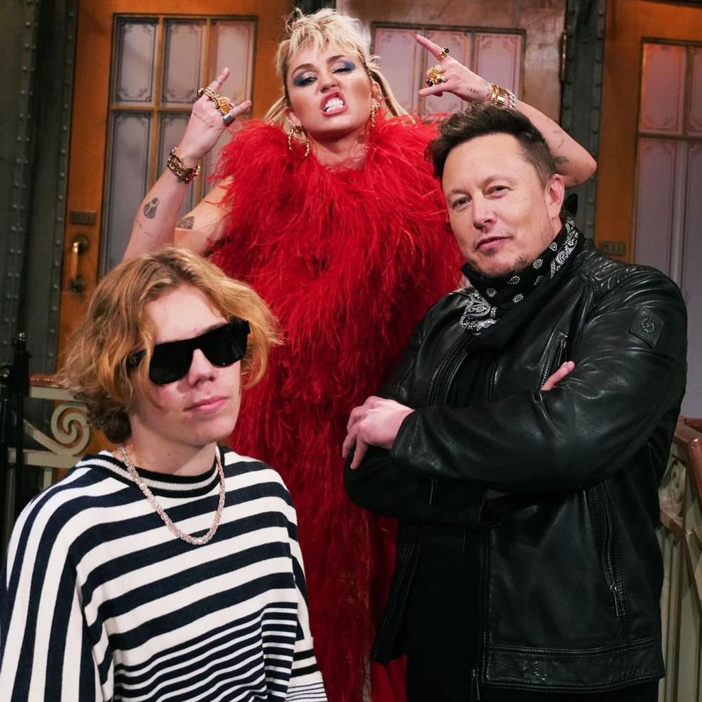 The Kid Laroi, Miley Cyrus und Elon Musk posieren