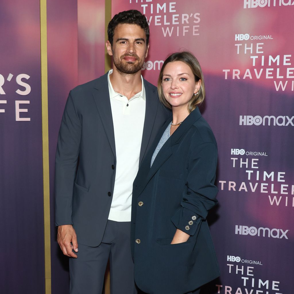 Theo James und Ruth Kearney im Mai 2022