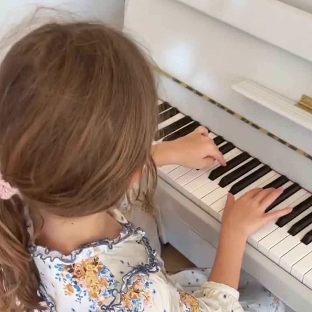 Theodora Rose Williams am Klavier