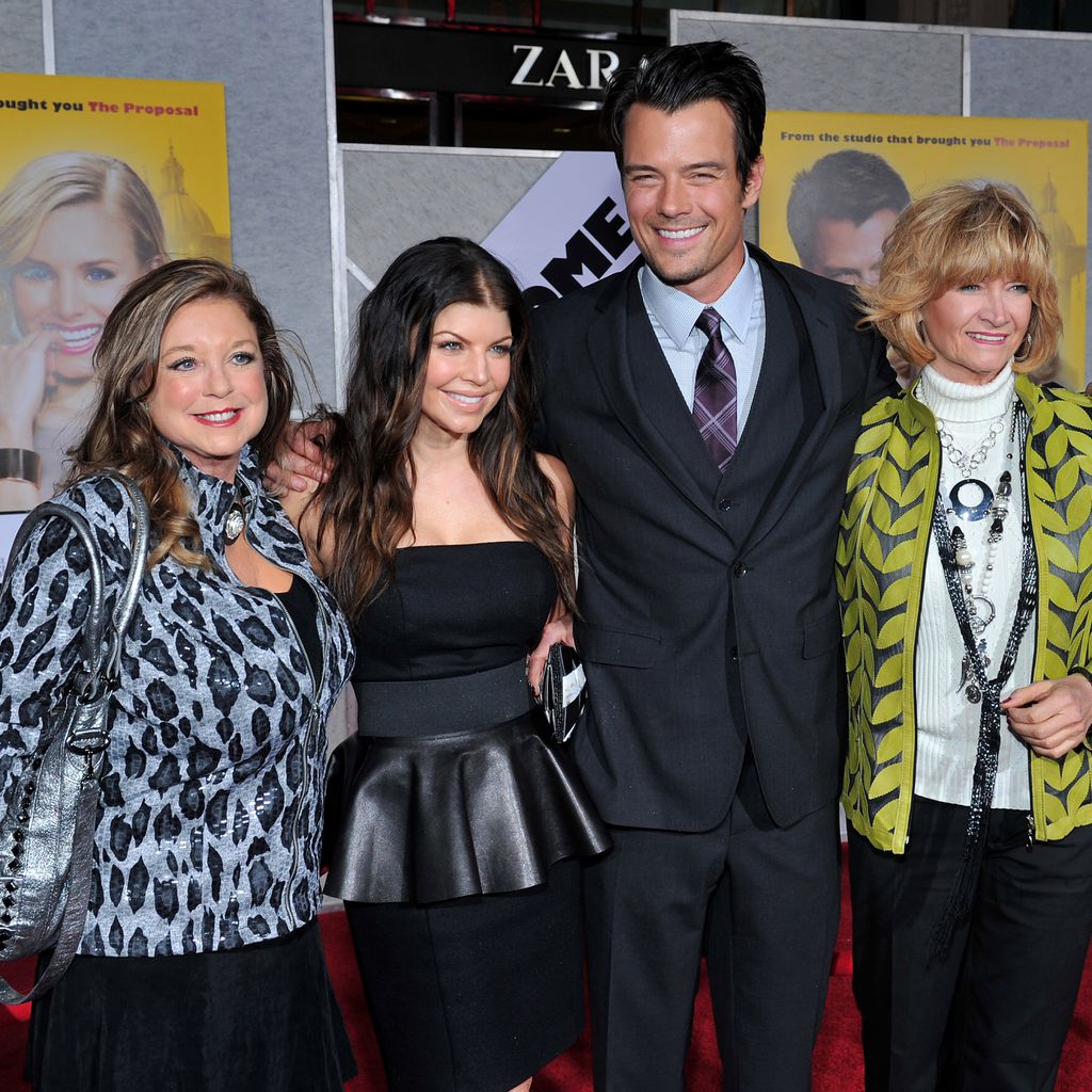 Theresa Ann, ihre Tochter Fergie, Josh Duhamel und seine Mutter Bonny Duhamel bei einer Premiere