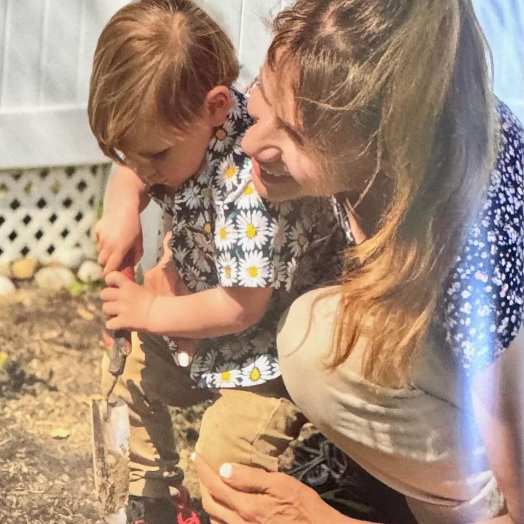 Theresa Nist mit ihrem Enkelkind