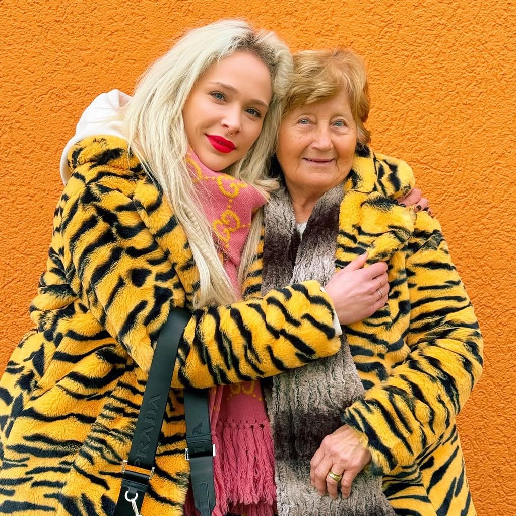 Model Theresia Fischer mit ihrer Oma in Zeitz, Sachsen-Anhalt