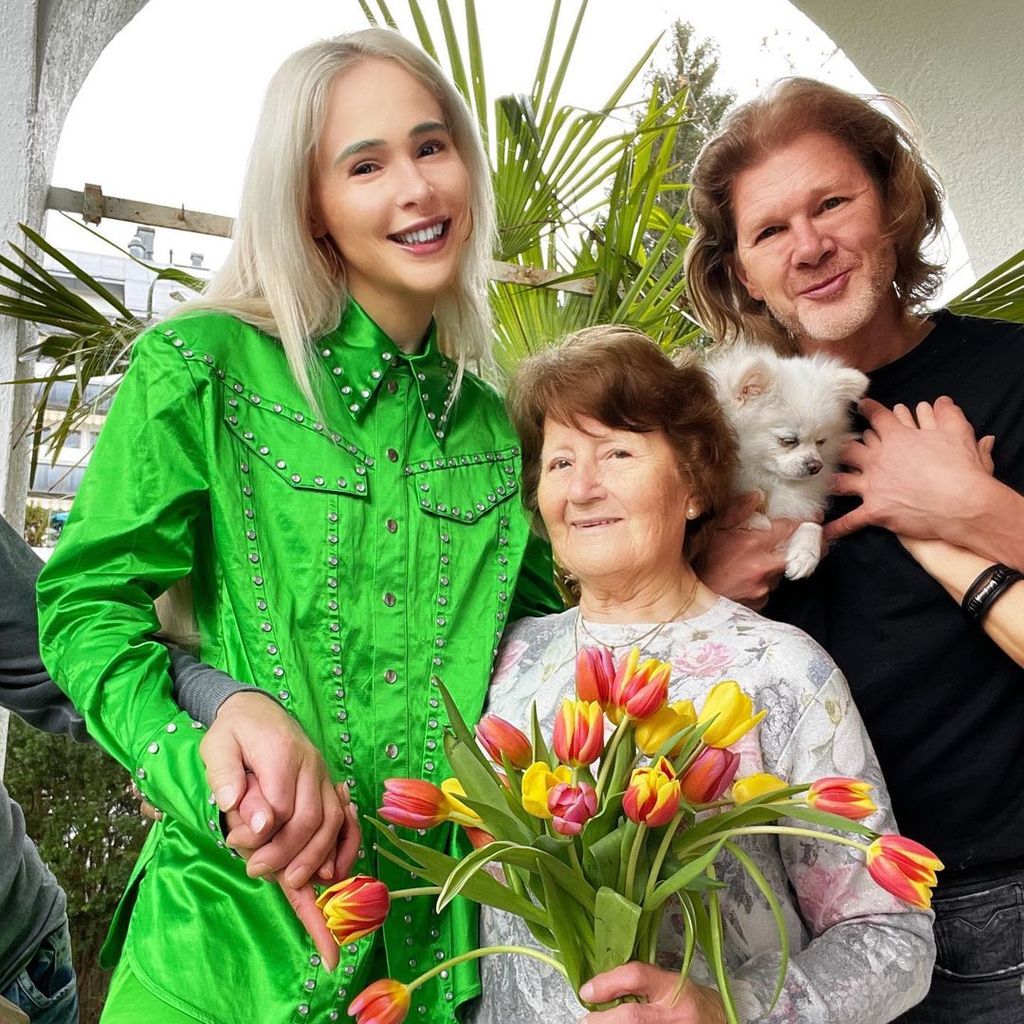 Theresia Fischer mit ihrer Oma und ihrem Freund