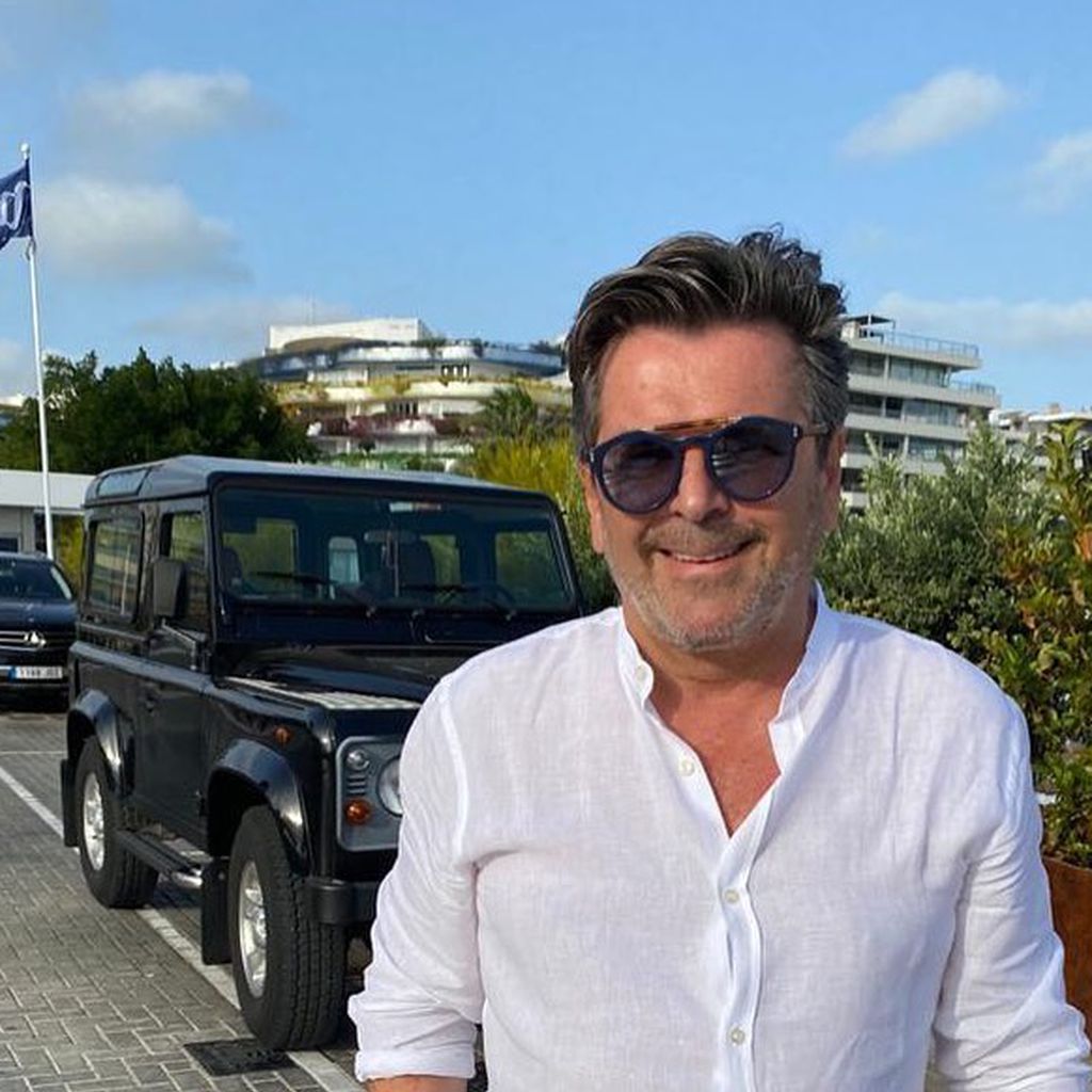 Thomas Anders vor seinem Geländewagen