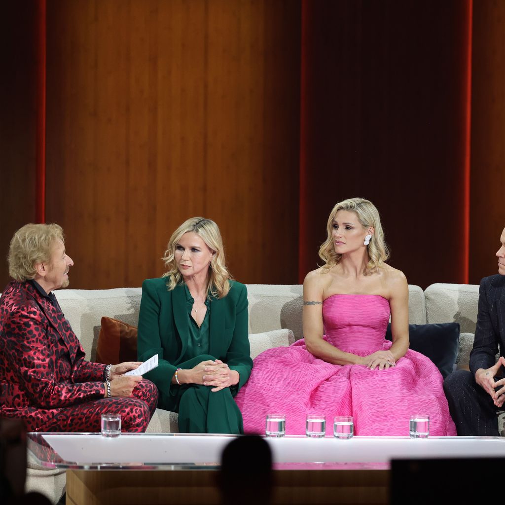 Thomas Gottschalk spricht mit seinen Gästen von "Wetten, dass...?" im November 2022