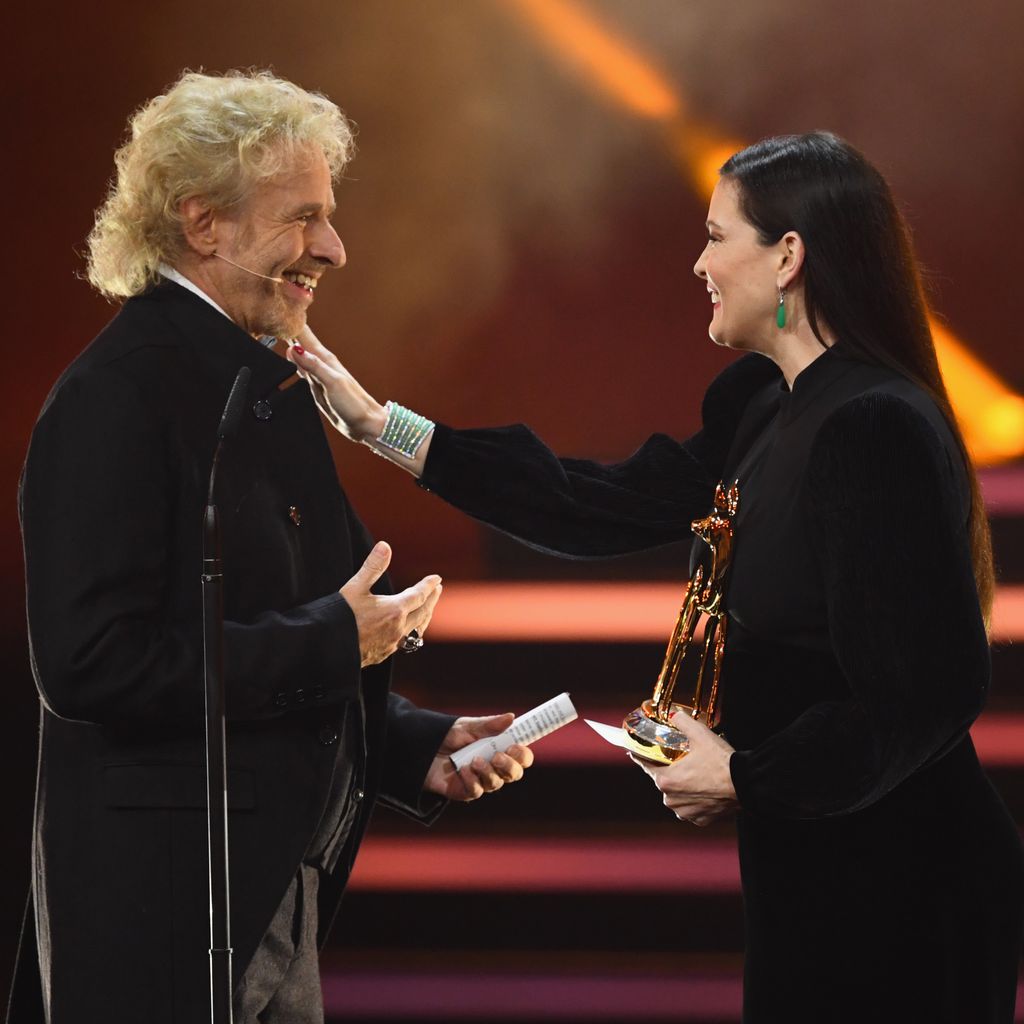 Thomas Gottschalk und Liv Tyler während der 70. Bambi-Preisverleihung