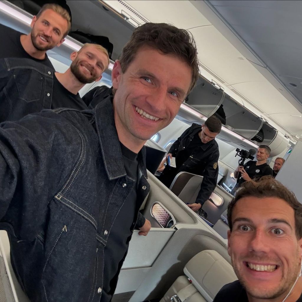 Thomas Müller mit seinen FC-Bayer-Kollegen Harry Kane, Konrad Laimer und Leon Goretzka
