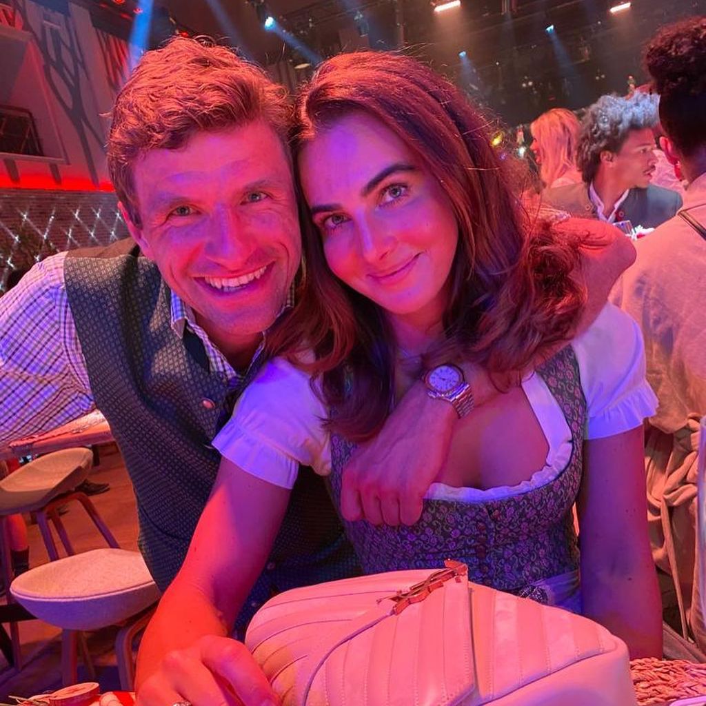 Fußballer Thomas Müller mit seiner Frau Lisa Müller