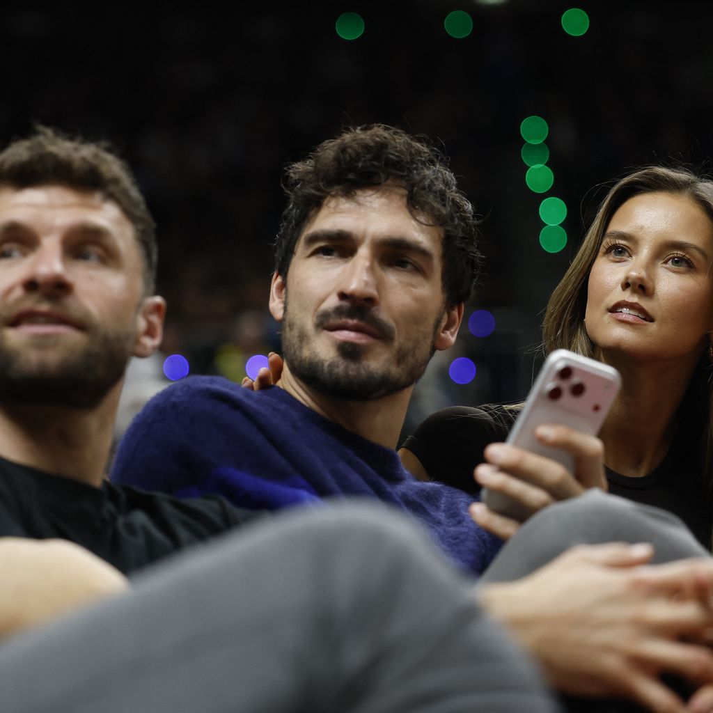 Thomas Müller, Mats Hummels und Nicola Cavanis beim NBA-Spiel in Berlin im Januar 2026