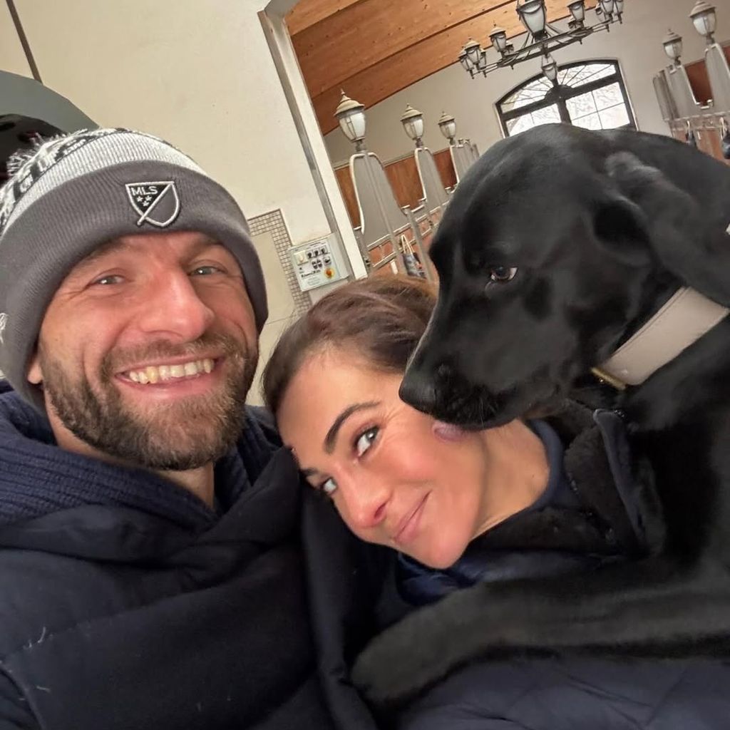 Thomas Müller mit seiner Frau Lisa und dem Hund, Dezember 2025