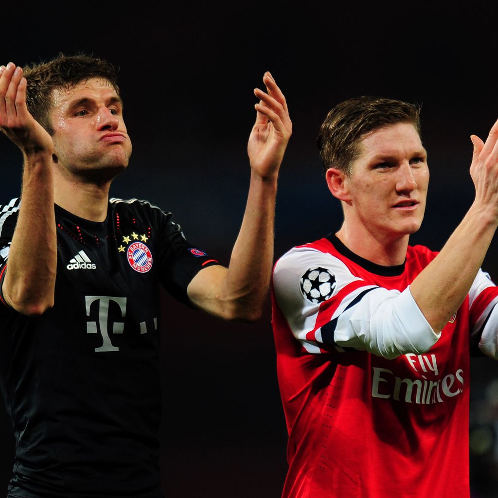 Thomas Müller und Bastian Schweinsteiger klatschen