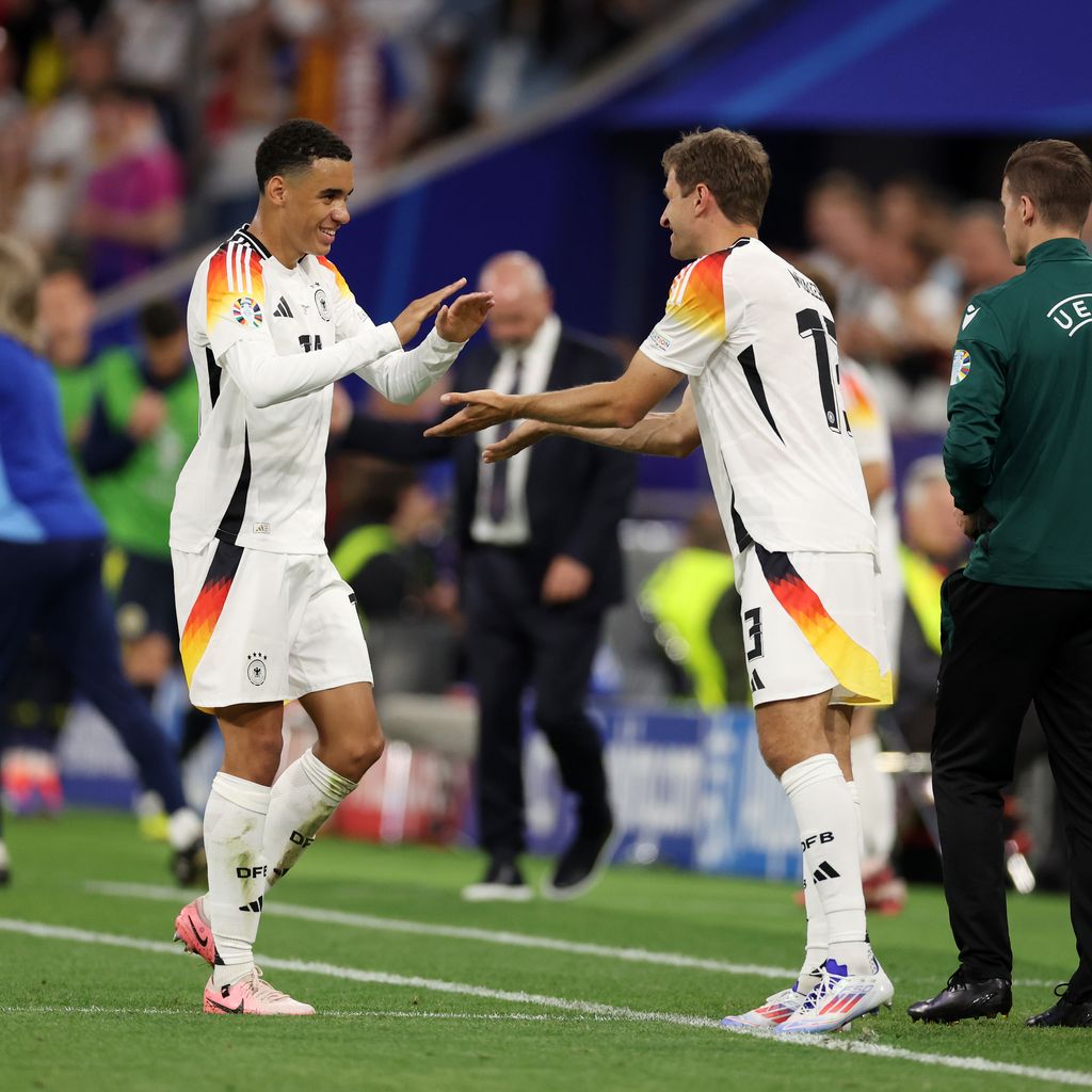 Die Fußballprofis Thomas Müller und Jamal Musiala motivieren sich beim Uefa Euro 2024-Gruppenspiel.
