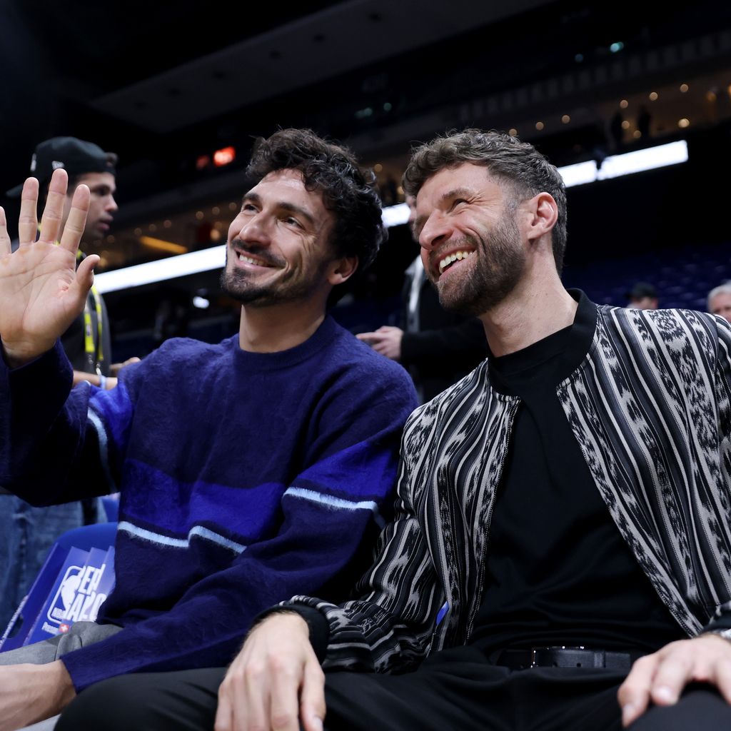 Thomas Mueller und Mats Hummels beim NBA-Spiel der Memphis Grizzlies gegen Orlando Magic in der Uber Arena in Berlin, Januar 2026