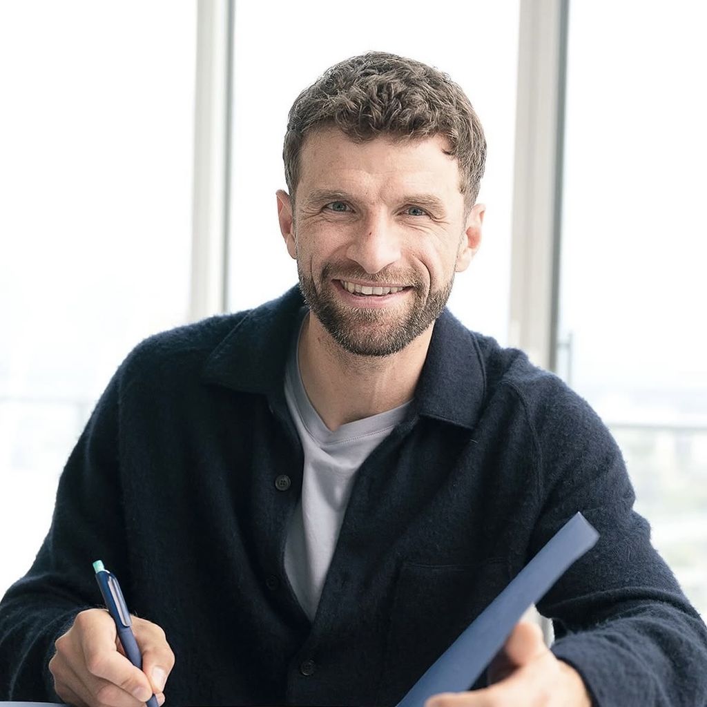 Thomas Müller unterschreibt Papier, @esmuellert 10.10.25