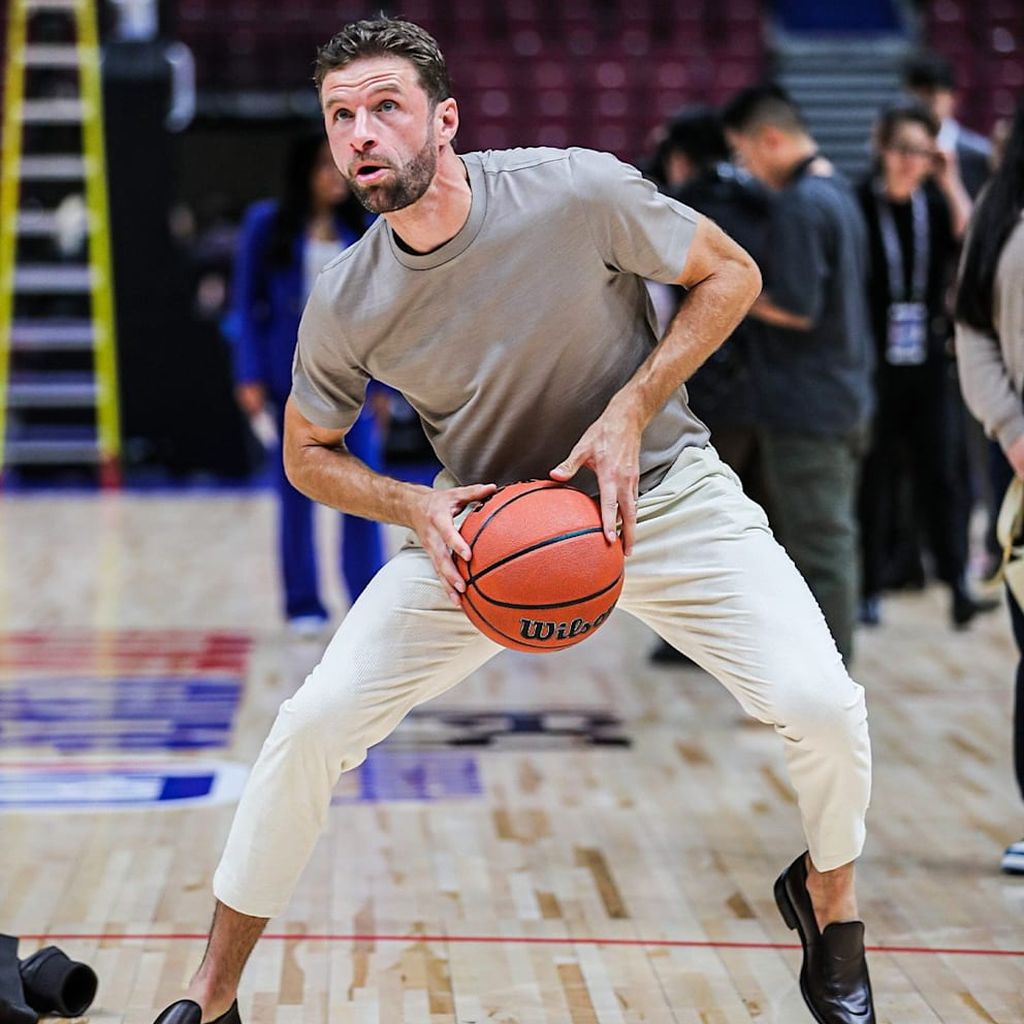 Thomas Müller wirft Basketball
