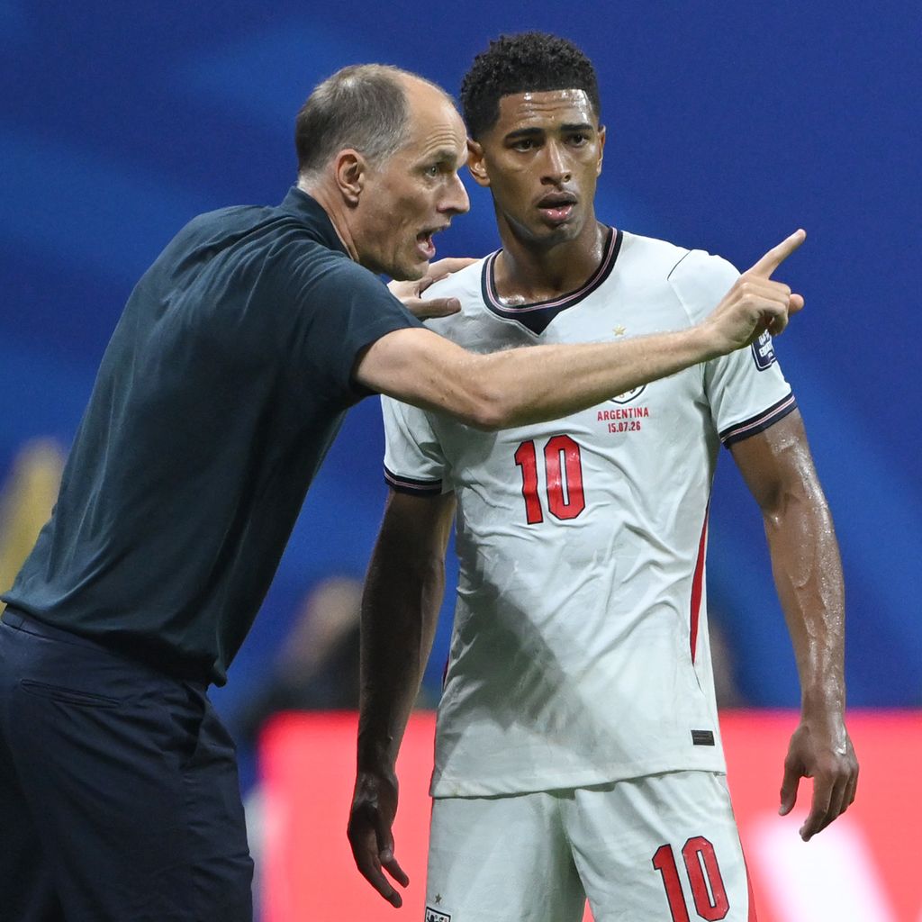 Thomas Tuchel gibt Jude Bellingham Anweisungen im WM-Halbfinale 2026 zwischen England und Argentinien in Atlanta