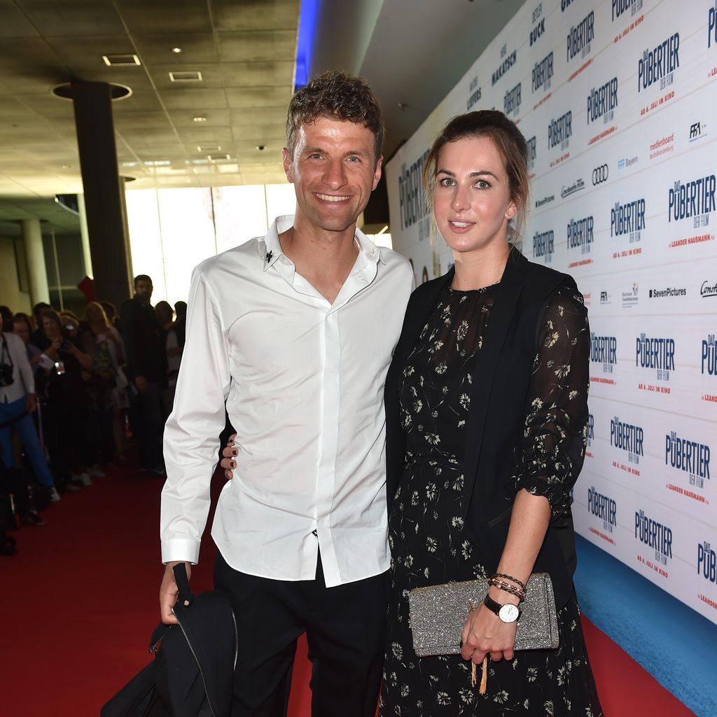 Fußballer Thomas Müller mit seiner Frau Lisa bei der "Das Pubertier"-Premiere in München