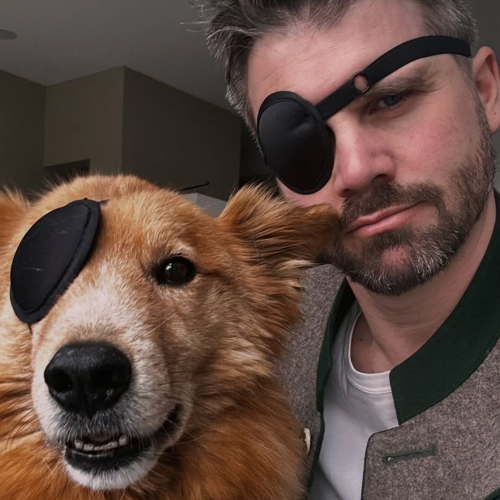 Thore Schölermann mit seinem Hund Rudi, März 2026