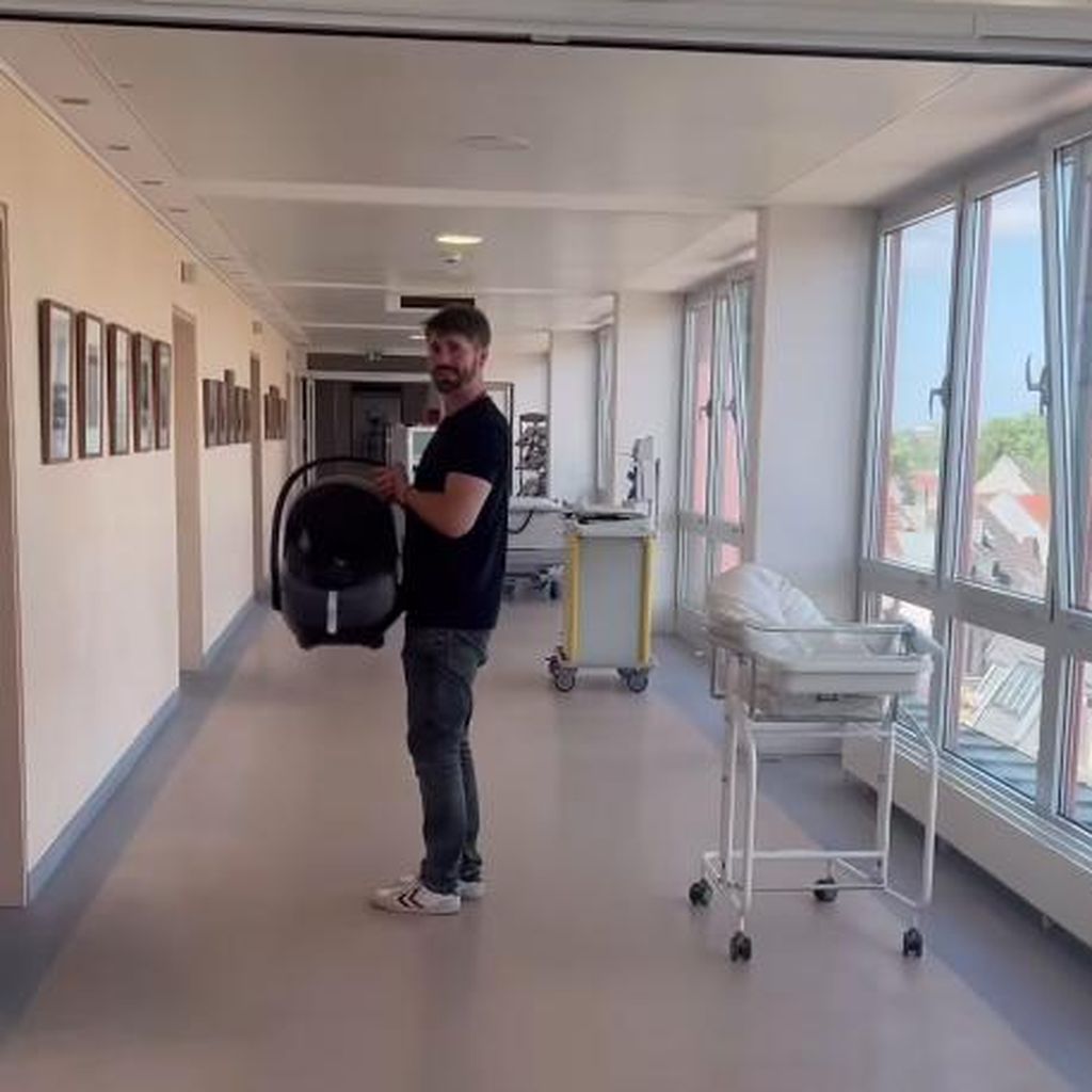 Thore Schölermann mit seinem Sohn im Krankenhaus