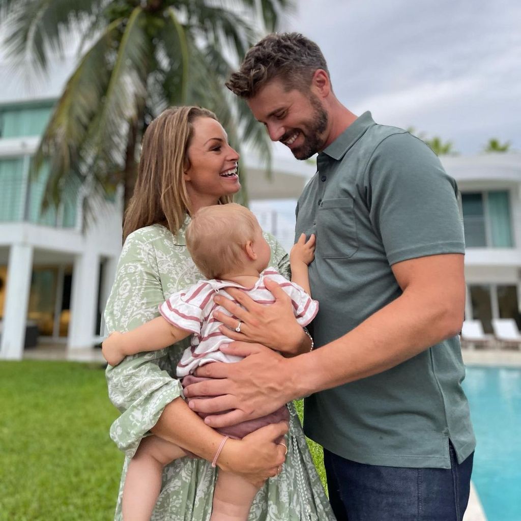 Thore Schölermann mit seiner Frau Jana und seiner Tochter