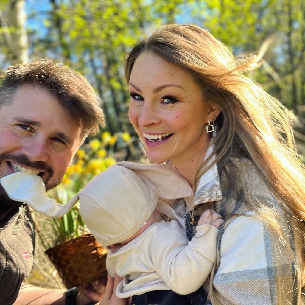 Thore und Jana Schölermann mit Baby Ilvi