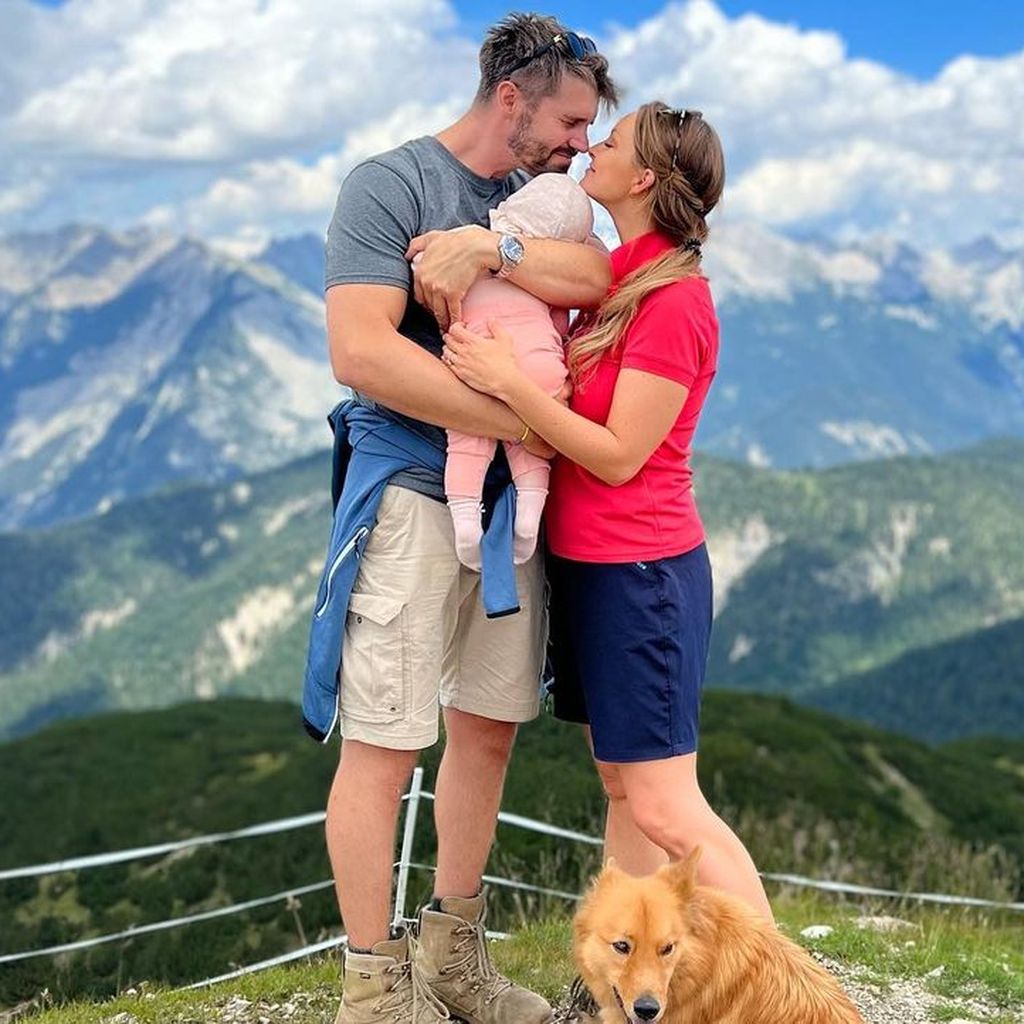 Thore und Jana Schölermann mit ihrer Tochter Ilvie