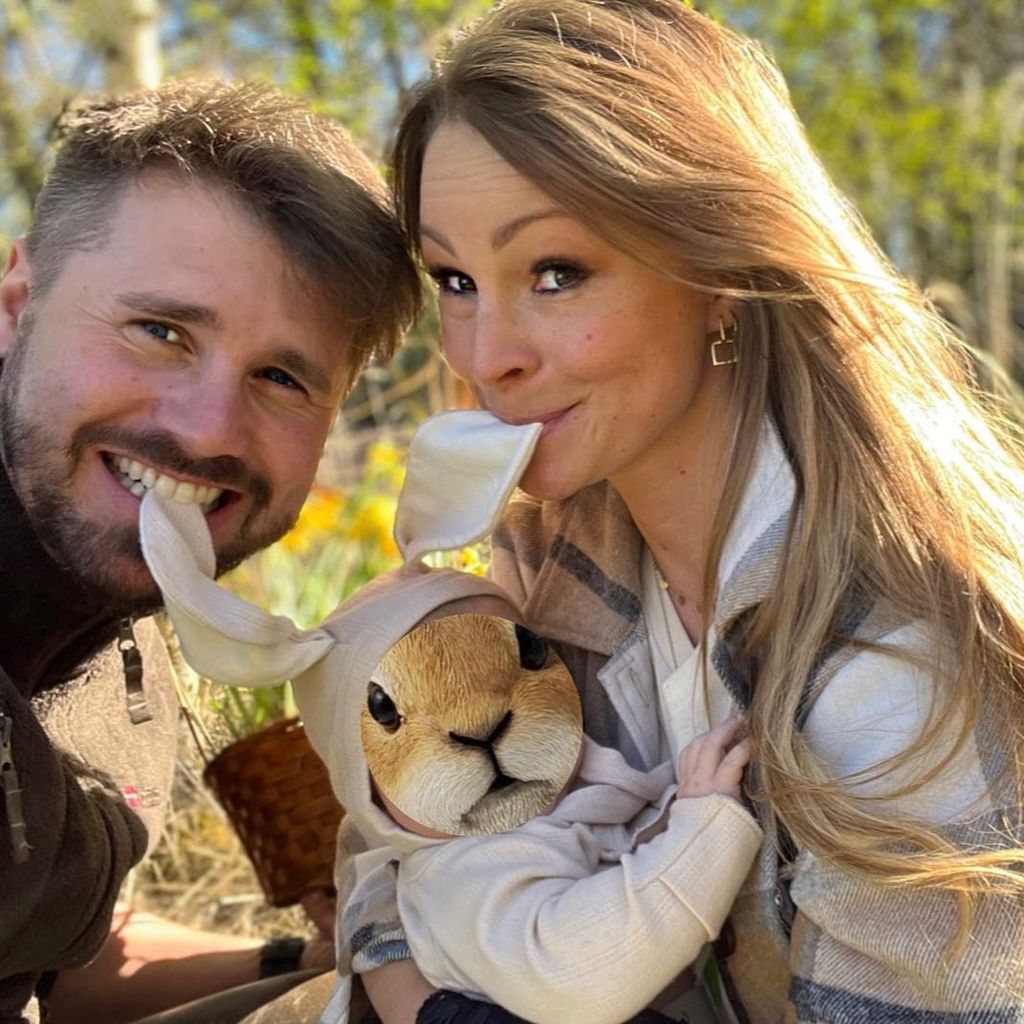 Thore und Jana Schölermann mit ihrem Nachwuchs