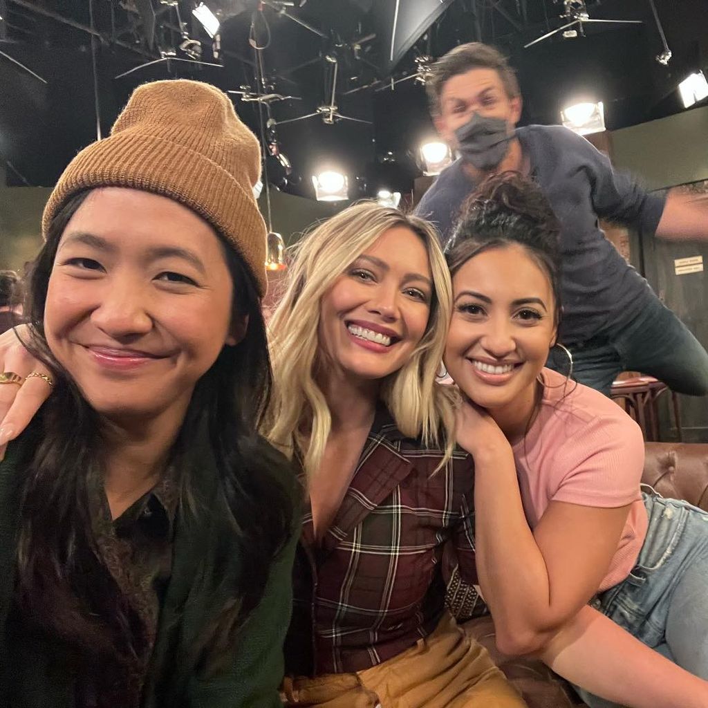Tien Tran, Hilary Duff, Christopher Lowell und Francia Raisa am "How I Met Your Father"-Set