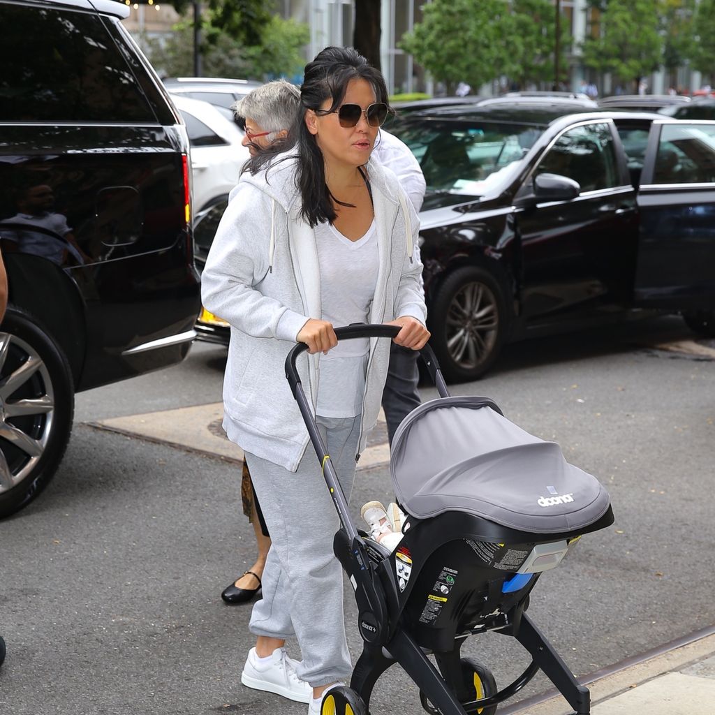 Tiffany Chen mit Baby Gia im August 2023