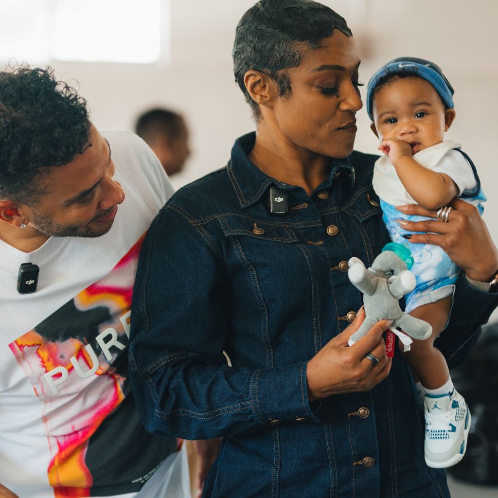 Tiffany Haddish und Jason Lee mit einem Baby