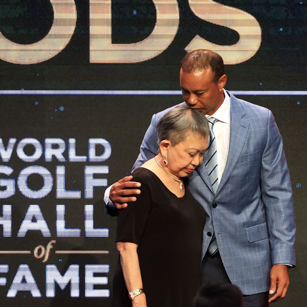 Tiger Woods und seine Mutter bei seiner Aufnahme in die World Golf Hall of Fame, März 2022