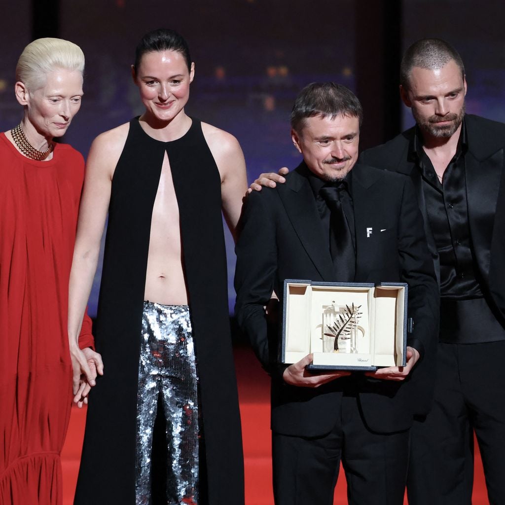 Tilda Swinton, Renate Reinsve, Cristian Mungiu und Sebastian Stan nach dem Gewinn der Goldenen Palme für "Fjord"