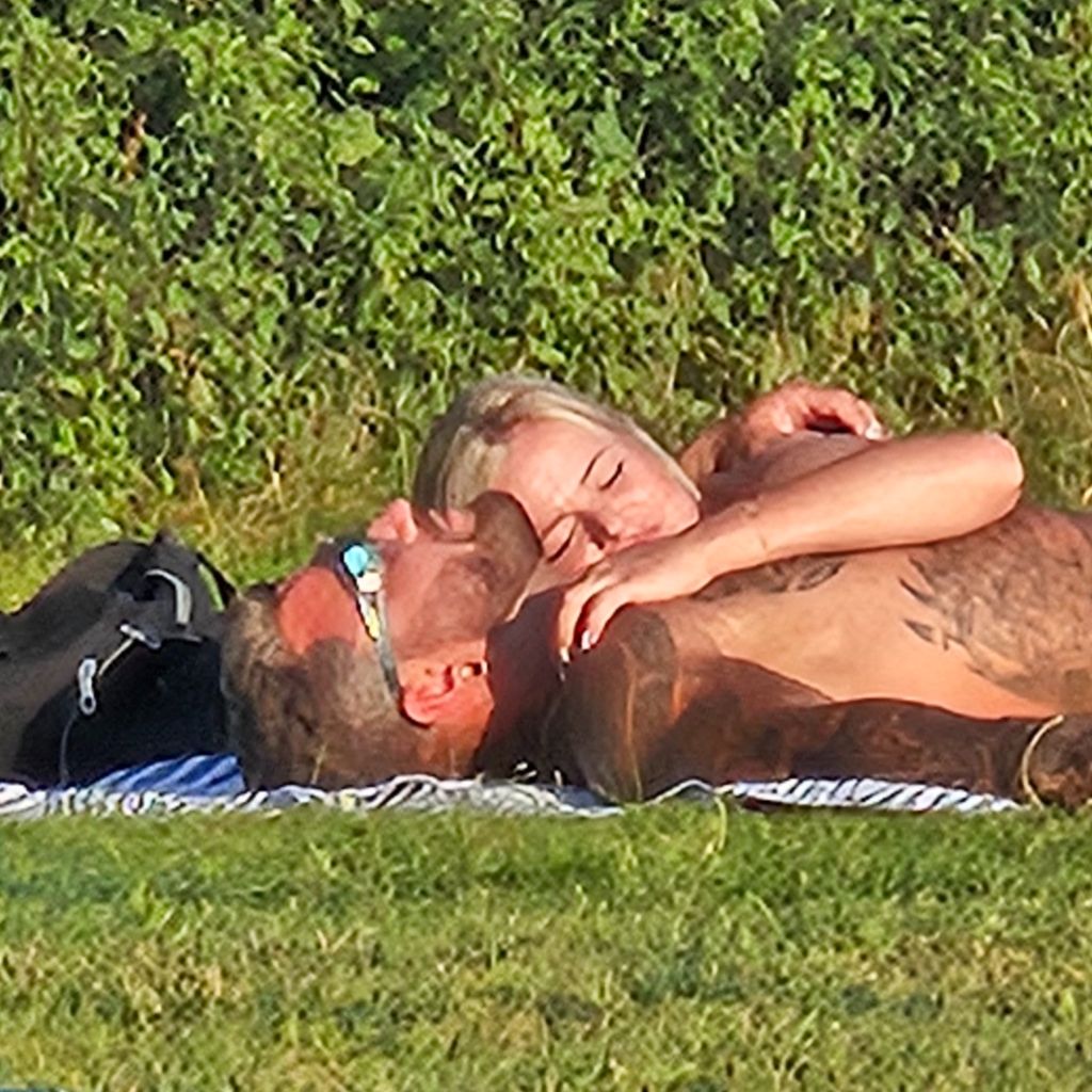 Till Adam mit Unbekannter im Juli 2024