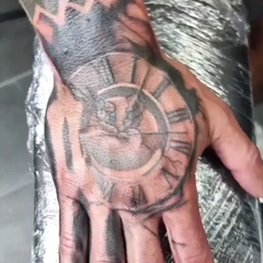 Till Adams überstochenes Tattoo