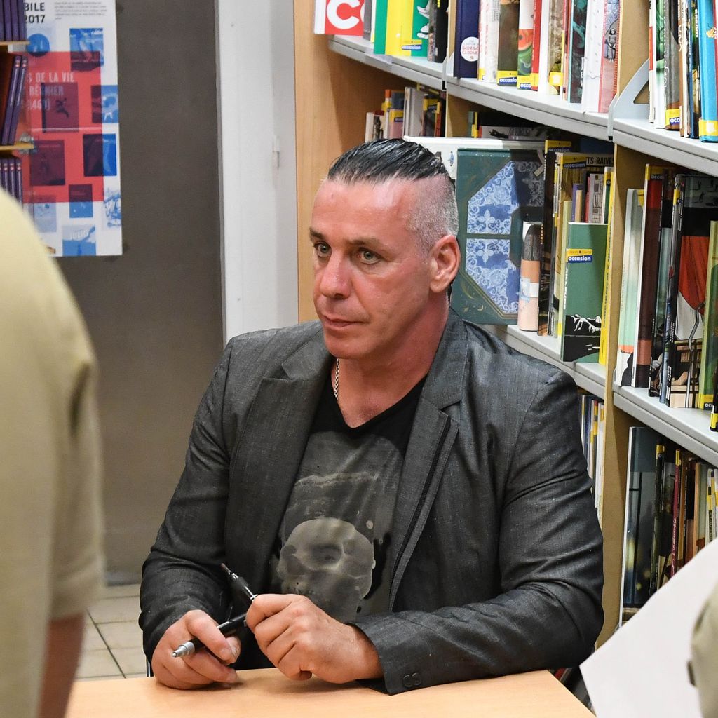 Till Lindemann bei einer Autogrammstunde in Paris im Mai 2017