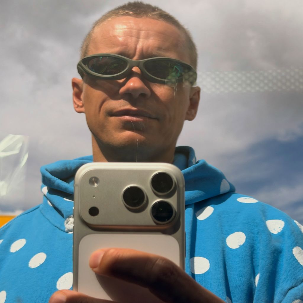 Tim Bendzko präsentiert seine neue Frisur in einem Spiegelselfie.