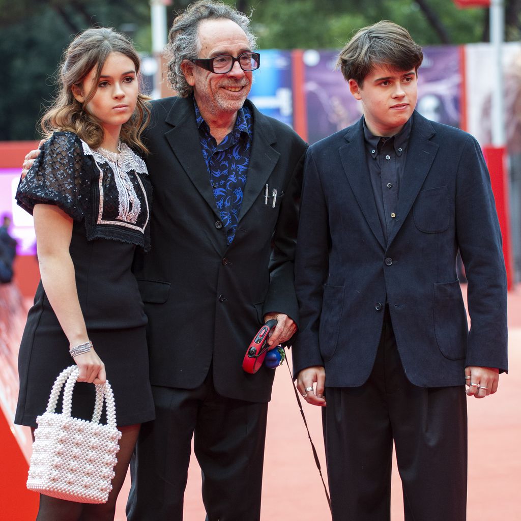Tim Burton mit seinen Kindern, 2021