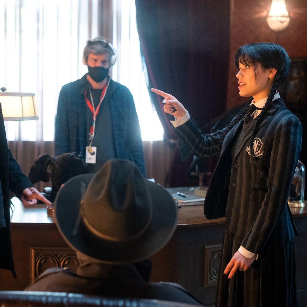 Regisseur Tim Burton und Hauptdarstellerin Jenna Ortega am Set von "Wednesday"