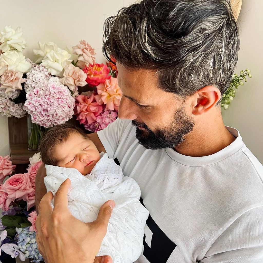 Tim Robards mit seinem Baby Elle, November 2020
