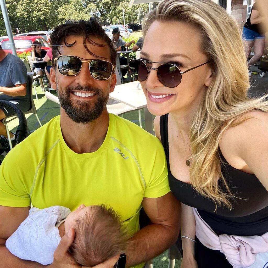 Tim Robards und Anna Heinrich mit ihrer Tochter