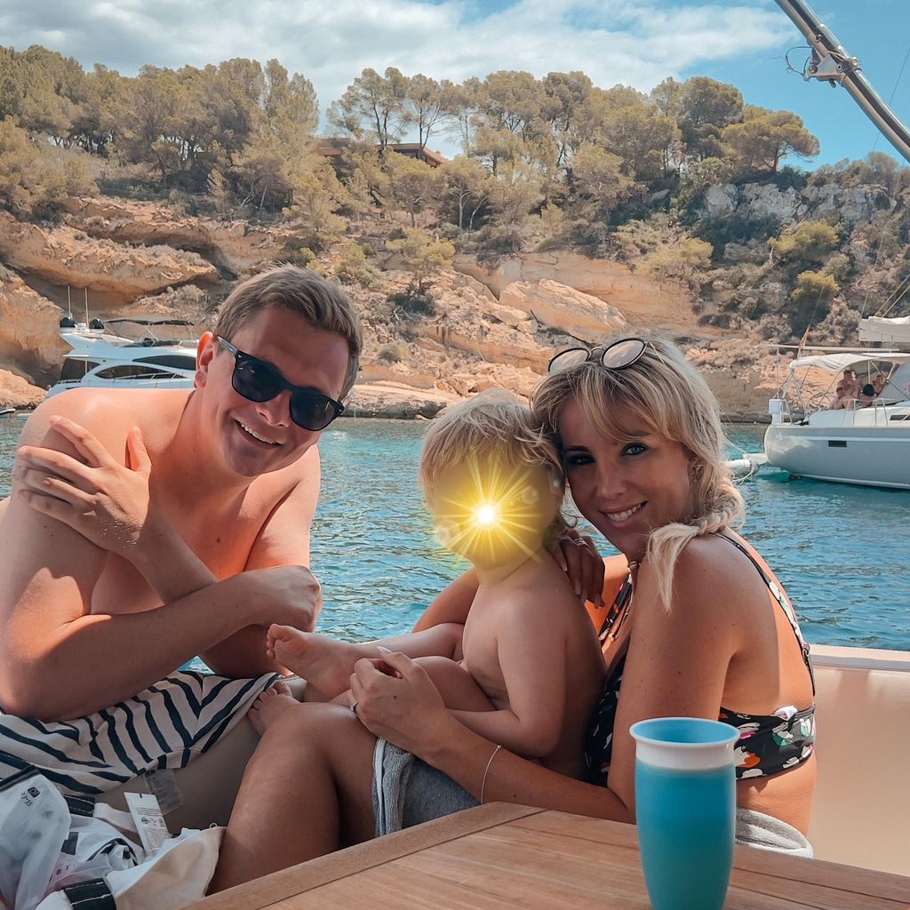 Tim Sandt und Annemarie Eilfeld mit ihrem Sohn Elian, Juni 2024